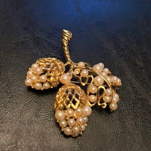 Vtg M.Jent Gold tone Eggcorn Brooch with pearl beads 2x3